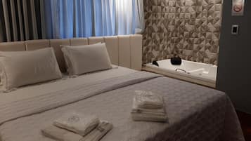 Roupas de cama premium, camas Select Comfort, frigobar, escrivaninha