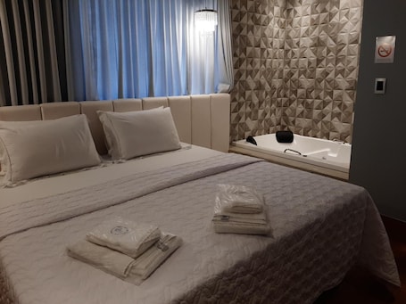 Premium bedding, Select Comfort beds, minibar, desk. Pontual Hotel