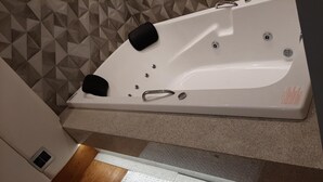 吹風機、浴袍、毛巾