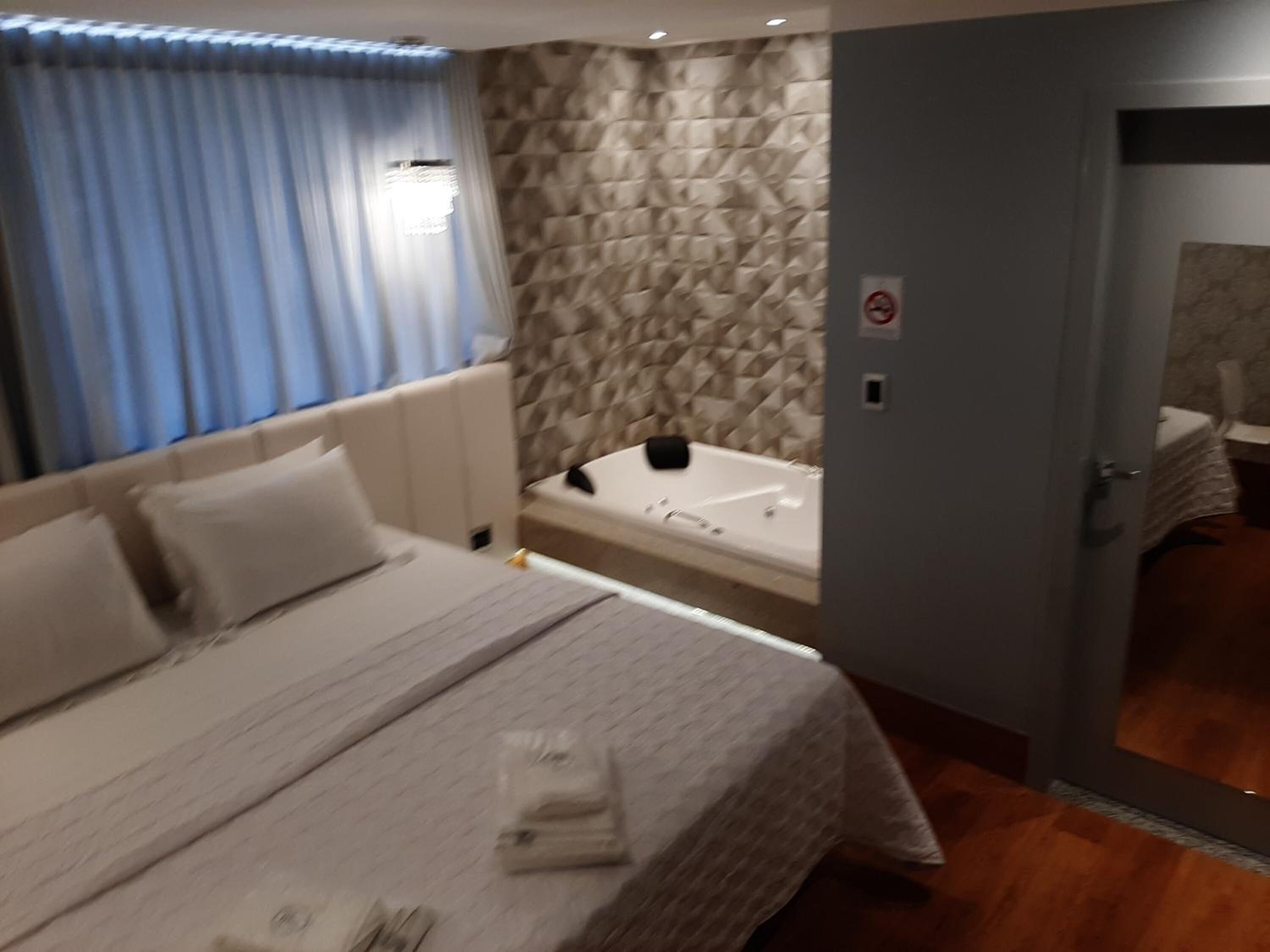 premium bedding, select comfort beds, minibar, desk