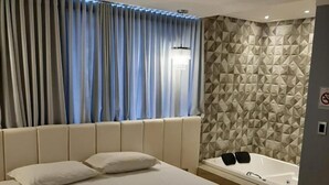 高級寢具、Select Comfort 床墊、迷你吧、書桌