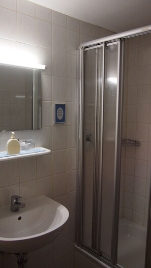 Dusche, Haartrockner, Handtücher