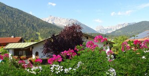 Property grounds - Ferienwohnung Nr. 5, 1 bis 2 Personen, 55 qm, 1 Schlafzimmer, Wohnraum mit Schlafcouch, separate Einbauküche, Balkon (Schönau am Königssee)