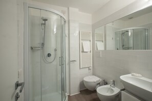 Economy Triple Room, 1 Bedroom | Bathroom