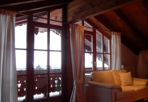 Interior - Ferienwohnung Suite Silberdistel, 1 bis 2 Personen, 75 qm, 1 Schlafzimmer, 2 Bäder mit Dusche + Wanne, Kachelofen, Balkon (Schönau am Königssee)