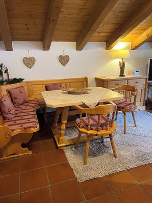 Dining - Ferienwohnung Suite Silberdistel, 1 bis 2 Personen, 75 qm, 1 Schlafzimmer, 2 Bäder mit Dusche + Wanne, Kachelofen, Balkon (Schönau am Königssee)