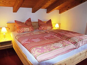 1 bedroom, Internet, bed sheets - Ferienwohnung Suite Silberdistel, 1 bis 2 Personen, 75 qm, 1 Schlafzimmer, 2 Bäder mit Dusche + Wanne, Kachelofen, Balkon (Schönau am Königssee)