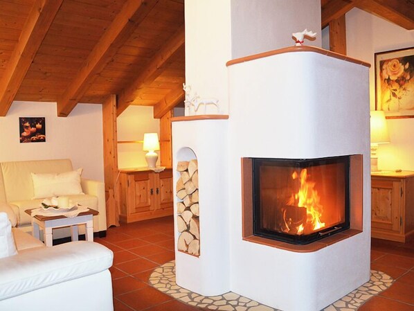 Interior - Ferienwohnung Suite Silberdistel, 1 bis 2 Personen, 75 qm, 1 Schlafzimmer, 2 Bäder mit Dusche + Wanne, Kachelofen, Balkon (Schönau am Königssee)