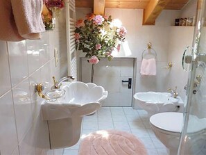 Bathtub, hair dryer, bidet, towels - Ferienwohnung Suite Silberdistel, 1 bis 2 Personen, 75 qm, 1 Schlafzimmer, 2 Bäder mit Dusche + Wanne, Kachelofen, Balkon (Schönau am K önigssee)