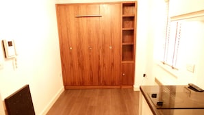 Studio | Eigene Kochnische | Wasserkocher mit Kaffee-/Teezubehör, Kühlschrank, Mikrowelle, Ofen