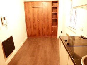 Studio | Private kitchenette | Fridge, microwave, oven, stovetop