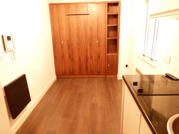Studio | Private kitchenette | Fridge, microwave, oven, stovetop