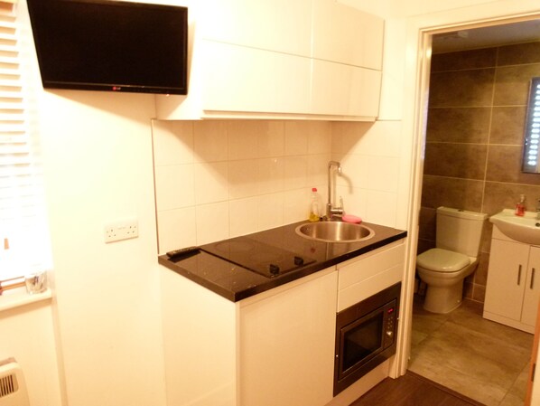 Studio | Private kitchenette | Fridge, microwave, oven, stovetop