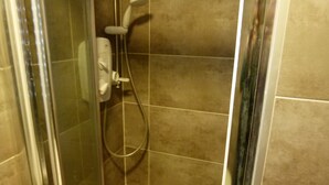 Studio | Badezimmer | Dusche, Haartrockner