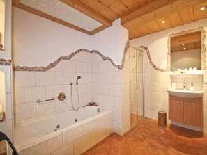 Badewanne, Whirlpool, Haartrockner, Handtücher