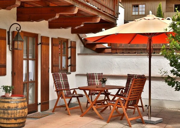 Ferienwohnung mit Terrasse-Terrasse