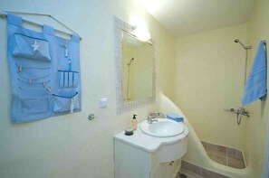 Villa, vistas al mar | Baño | Ducha, secador de pelo y toallas