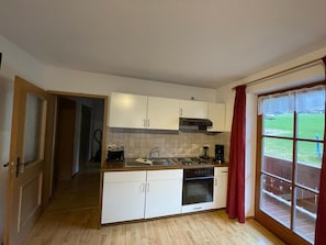 冷蔵庫、オーブン、コンロ、コーヒー / ティーメーカー