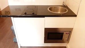 Studio | Private kitchenette | Coffee/tea maker, fridge, microwave, oven - SS Property Hub - City of London Studio Apartment 13 (London)