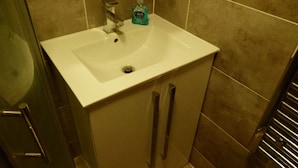 Studio | Bathroom | Shower, hair dryer - SS Property Hub - City of London Studio Apartment 13 (London)