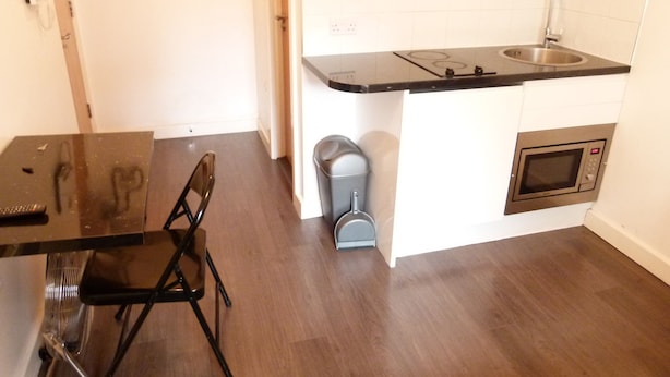 Studio | In-room dining - SS Property Hub - City of London Studio Apartment 13 (London)