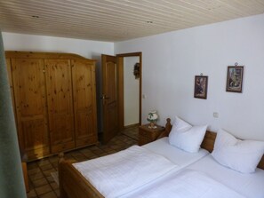 2 bedrooms, internet, bed sheets - Nr. 1, Ferienwohnung für 2-4 Pers., ca. 72 m², 2 Schlafzimmer, Wohnküche, Terrasse (Bischofswiesen)