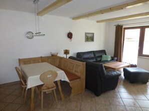 TV, DVD player - Nr. 1, Ferienwohnung für 2-4 Pers., ca. 72 m², 2 Schlafzimmer, Wohnküche, Terrasse (Bischofswiesen)