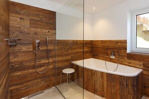Badewanne, Haartrockner, Handtücher