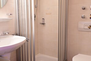 Ducha, secador de pelo, toallas