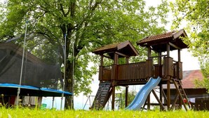 Une aire de jeux avec un toboggan et une structure d’escalade.