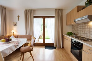 ثلاجة، ميكروويف، فرن، موقد طهي مسطح