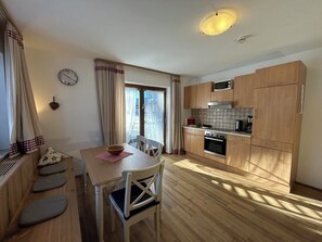 Køleskab, mikrobølgeovn, ovn, kogeplade