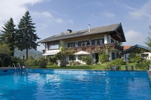 Pool - 3. Fewo Hochplatte, 38 qm, 1-4 Pers., 1 Schlafzimmer, 1 Wohnschlafraum, Balkon, 1 OG (Grassau)