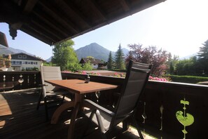 Outdoor dining - II, Apartment Rauschberg 54sqm, balcony, kitchenette, 2 bedrooms, living room (Ruhpolding)
