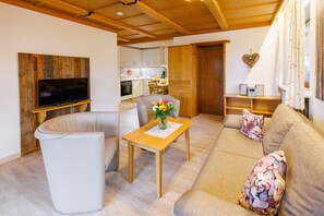 TV, table tennis - II, Apartment Rauschberg 54sqm, balcony, kitchenette, 2 bedrooms, living room (Ruhpolding)