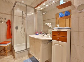 Douche, sèche-cheveux, serviettes fournies