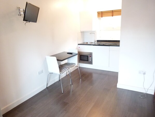 Studio | Living area | Flat-screen TV