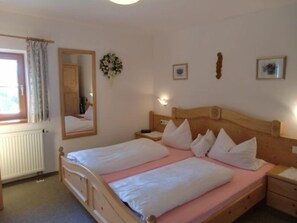 1 غرفة نوم وخدمة الإنترنت وملاءات أسرّة