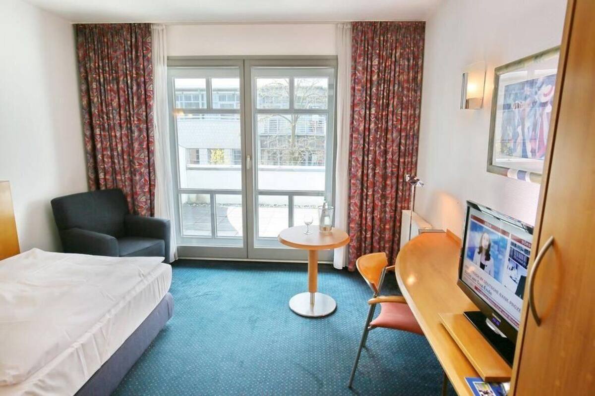 Quarto solteiro standard | Escrivaninha, berços grátis, Wi-Fi de cortesia