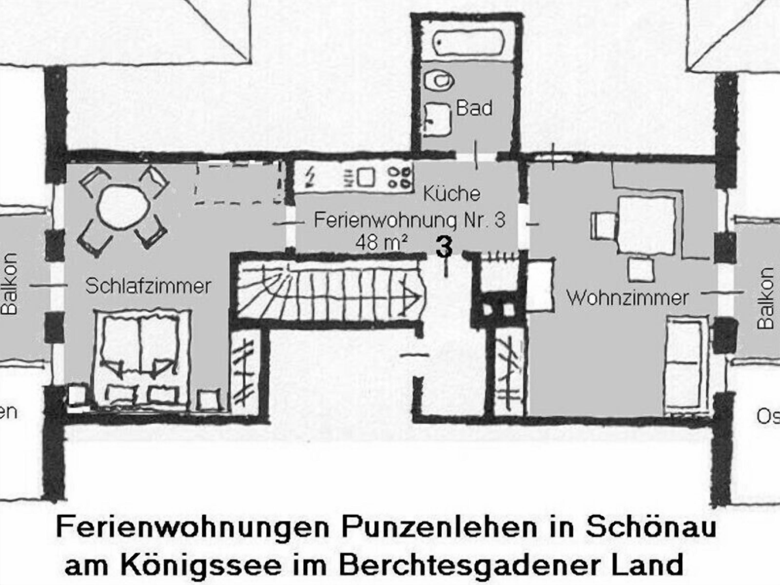 Plano de planta de un edificio residencial con cocina, sala de estar y balcón.