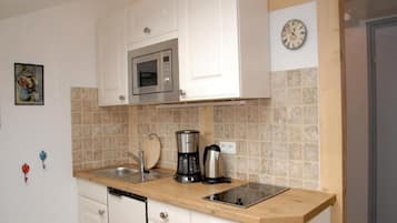 Réfrigérateur, micro-ondes, plaque de cuisson, lave-vaisselle