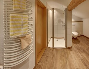 Dusche, Haartrockner, Handtücher