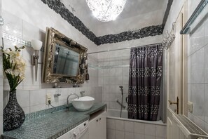 Badewanne, Haartrockner, Handtücher