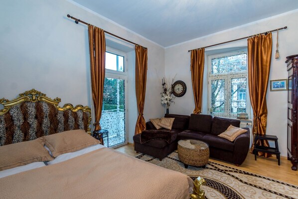 2 عدّة غرف نوم وخدمة الإنترنت وملاءات أسرّة