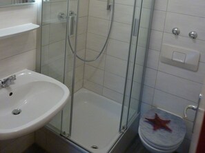 Dusche, Haartrockner, Handtücher