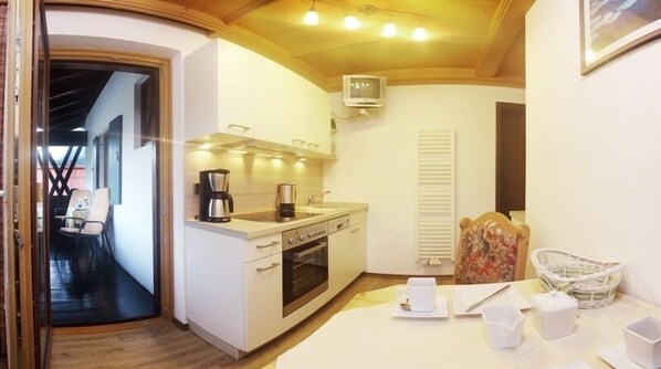 Kylskåp, mikrovågsugn, ugn och spishäll