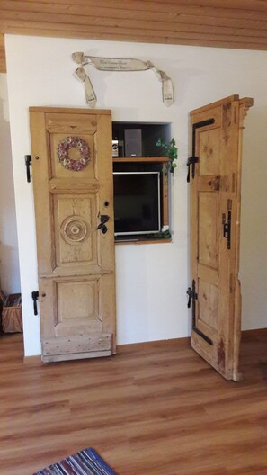 Interior - Ferienwohnung 67 m², 1-2 Personen, Schlafzimmer, Wohnraum, Küche, TV, WLAN, Terrasse (Unterwössen)