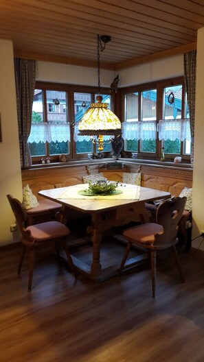 Dining - Ferienwohnung 67 m², 1-2 Personen, Schlafzimmer, Wohnraum, Küche, TV, WLAN, Terrasse (Unterwössen)