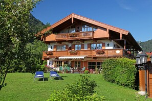 Exterior - Three-room vacation apartment 65sqm, shower/WC, 2 extra bedrooms, kitchen, balcony (Reit im Winkl)