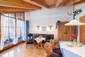 Dining - Three-room vacation apartment 65sqm, shower/WC, 2 extra bedrooms, kitchen, balcony (Reit im Winkl)